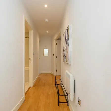 Prime Apartment In Leeds - Central Location شقة